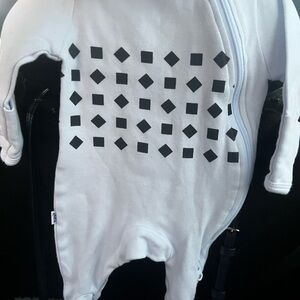 Nanit Newborn Zip sleeper with Black Geometric Print